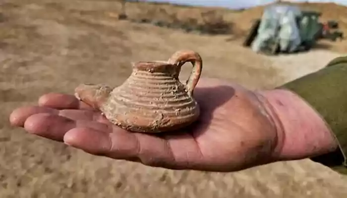 Israeli reserve soldiers find 1,500-year-old Byzantine lamp near Gaza border